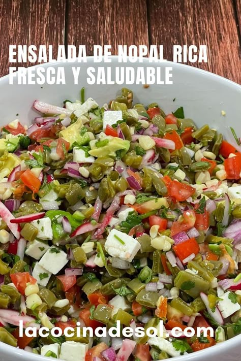 #ensaladadenopal #nopales #saludable Nopal Salad Recipe, Nopales Salad, Nopales Recipe, Salad Bowl Recipes, Party Side Dishes, Vegetable Side Dishes Healthy, Mexican Food Recipes Authentic, Healthy Side Dishes, Bowls Recipe