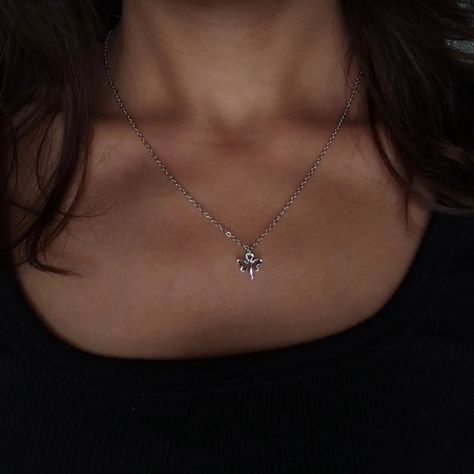 Silver necklace ✨ Dm to buy Brunette Silver Jewelry, Necklace Aesthetic Silver, Silver Necklace Aesthetic, Faceless Girl, Necklaces Aesthetic, Necklace Aesthetic, Brunettes, Blue Bird, Silver Necklaces