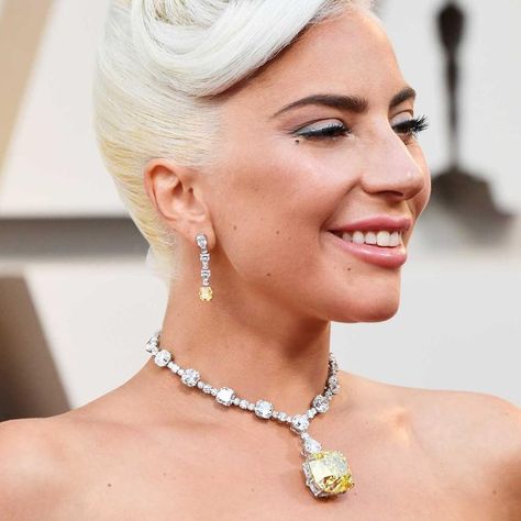 Lady Gaga Oscars, Tiffany Yellow Diamond, Diamond Necklace Tiffany, Fine Jewelry Display, Yellow Diamond Jewelry, Yellow Diamond Necklace, White Diamond Earrings, Tiffany Diamond, Celebrity Jewelry