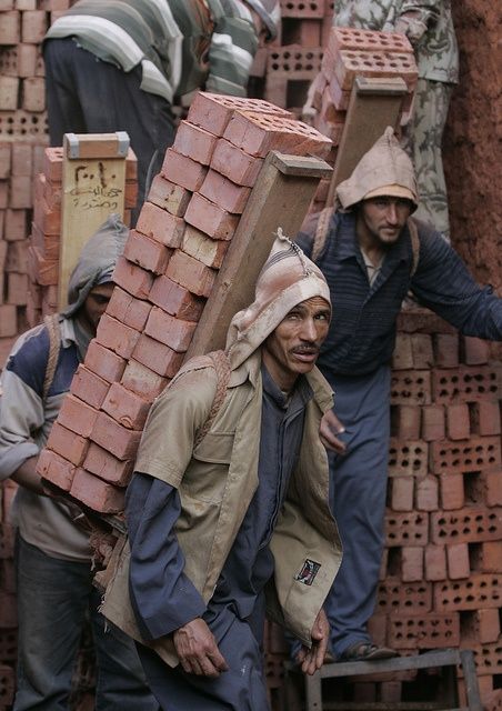 This is in Egypt. You can see how strong that nation was to build the pyramids from this picture... Egyptian Man, Brick Factory, Life In Egypt, Nile Delta, Old Egypt, Nile River, The Nile, Working People, We Are The World