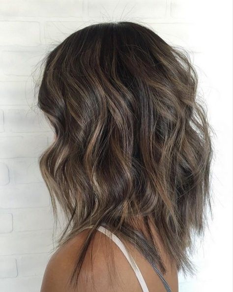 Las mechas son una tendencia para el cabello en este 2017, y nos enfocaremos principalmente en los tonos que se llevarán esta temporada en las chicas morenas de pelo negro o castaño. Los tonos caramelo están de moda y son muy versátiles, especialmente en las que tienen el pelo en … Longbob Hair, Balayage Straight, Thick Wavy Hair, Fun Hair, Popular Haircuts, Brown Highlights, Long Wavy Hair, Brown Hair Colors, Ombre Hair