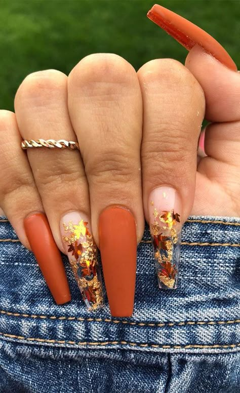 Clear nails & burnt orange We have a fabulous autumn nails in coffin shape. The nails features burnt orange and clear nails with gold... Nailart Glitter, Fall Acrylic, Finger Design, Cute Halloween Nails, Fall Acrylic Nails, Coffin Shape Nails, Thanksgiving Nails, Polish Art, Ballerina Nails