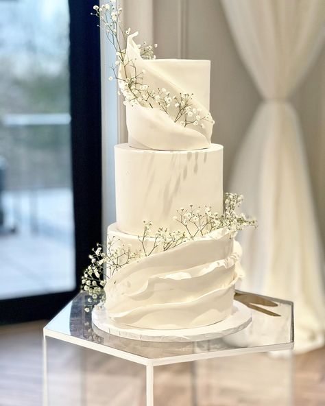 Wedding Cake Minimalist, Kasut Pengantin, Engagement Party Cake, Pretty Wedding Cakes, Wedding Cake Photos, Classic Wedding Cake, Dream Wedding Cake, Dream Wedding Decorations, Engagement Cakes