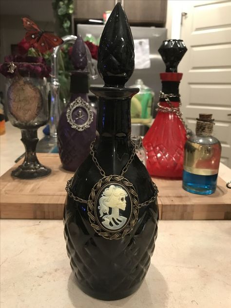 Upscale potion bottles for a more refined witch. Shadow's Gate Haunt. Gothic Bottles Diy, Potion Bottle Ideas, Potion Bottles Aesthetic, Witchy Bottles, Witch Potion Bottles, Diy Potion Bottles, Halloween Treats For School, Treats For School, Easy Halloween Treats