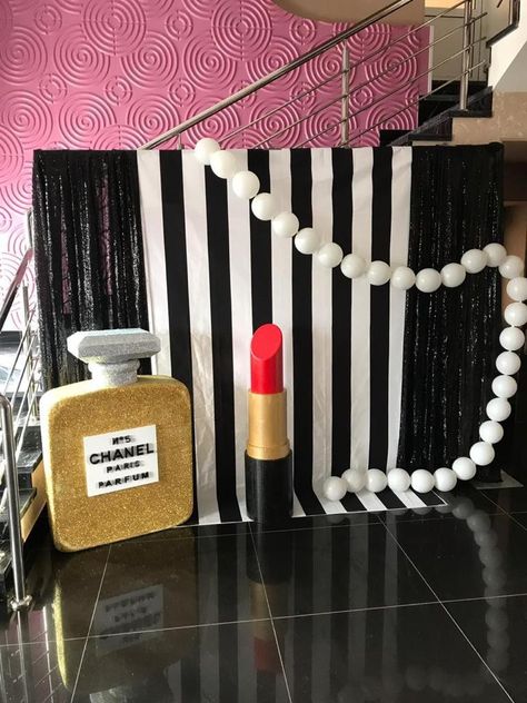 Makeup Decorations Party, Chanel Backdrop Ideas, Makeup Party Theme, Fashion Party Decorations, Sephora Birthday Party, Birthday Brunch Outfit Ideas, Makeup Themed Birthday Party, 18th Birthday Brunch, Glam Backdrop