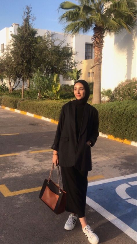 Office Outfits Women Hijab, Black Dress Hijab, Black Outfit Hijab, Black Blazer Style, Simple Work Outfits, Casual Abaya, Black Hijab, Estilo Hijab, Blazer Outfits Casual