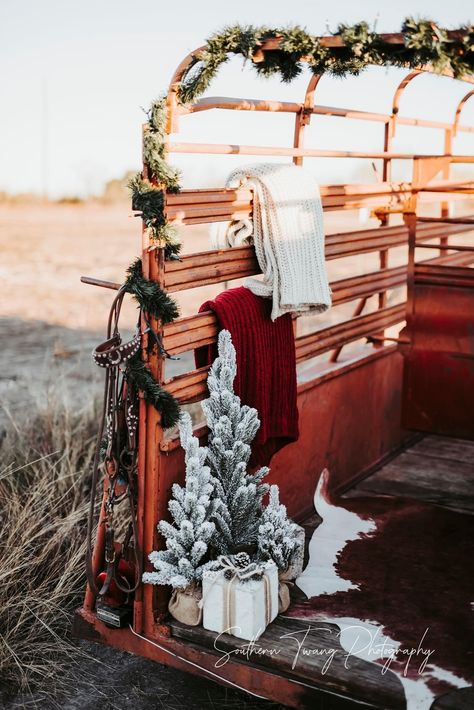 Christmas Mini Sessions Outdoor, Christmas Tree Farm Pictures, Outdoor Christmas Photos, Photo Backdrop Christmas, Christmas Photo Props, Holiday Mini Session, Photography Mini Sessions, Christmas Props, Family Christmas Pictures