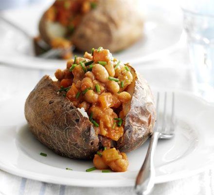 Jacket potatoes with home-baked beans Healthy Baked Beans, Jacket Potatoes, Vegan Chilli, Spiced Vegetables, Ideas For Dinner, Vegan Fries, Jacket Potato, Baked Potatoes, Bbc Good Food Recipes