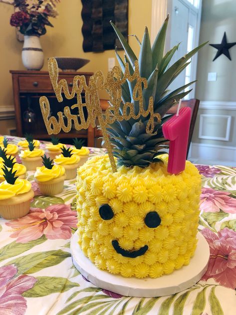 Luau Breakfast Ideas, Luau Cake Ideas For Kids, Pineapple Birthday Cake, Hawaii Birthday Party, Kids Luau, Hawaiian Party Theme, Pineapple Birthday, Hawaiian Party Decorations, Luau Theme Party