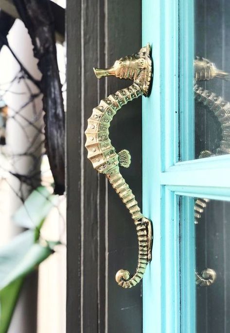 This is such a great and unique door pull. I would be great for and coastal home Deco Surf, Shell Knob, Dream Beach Houses, Quirky Home Decor, Beach House Interior, Coastal Design, Coastal Cottage, Home Design Decor, Florida Home