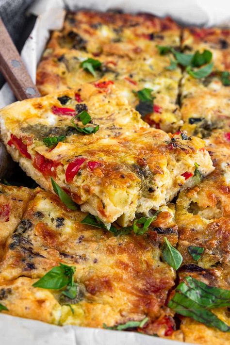 A 'magic' baked vegetable frittata! With a 'secret' ingredient, the texture is delicious, it feeds a crowd & is perfect for freezing. Sheet Pan Vegetable Frittata, Vegetarian Buffet Ideas, High Vegetable Meals, Quiche For A Crowd, Easy Low Carb Breakfast Ideas, Frittata Recipes Baked, Oven Baked Frittata, Vegetarian Tart, Easy Low Carb Breakfast