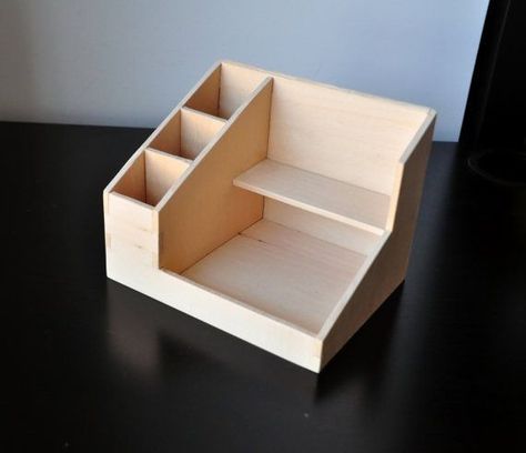 Wooden Makeup Organizer, Diy Organizer, Wooden Desk Organizer, Makeup Organization Diy, Organizer Makeup, Easy Wood Projects, Make Up Organiser, Creation Deco, Small Wood Projects