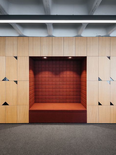 Gallery of OLX Offices / Pedra Silva Arquitectos - 29 Alcove Seating, Ikea Linnmon, Locker Designs, Office Lockers, Office Nook, Office Space Design, Workplace Design, Workspace Design, Office Interior Design