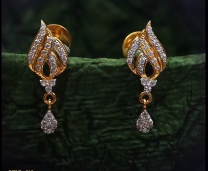 Traditional gold earrings design for women - Simple Craft Ideas Latest Gold Earrings Designs, Latest Gold Earrings, Gold Earrings Design, Beautiful Diamond Necklace, Bracelets Style, Simple Gold Earrings, Gold Earrings Models, Gold Bar Earrings, Trendy Jewerly