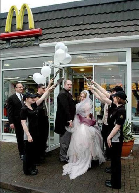 23 Funny Wedding Photos from Charming to Crazy 10 Tacky Wedding, Funny Wedding Pictures, Wedding Fail, Bachelorette Party Supplies, Funny Wedding Photos, Food Wedding, Wedding Party Photos, Big Wedding, Wedding Humor