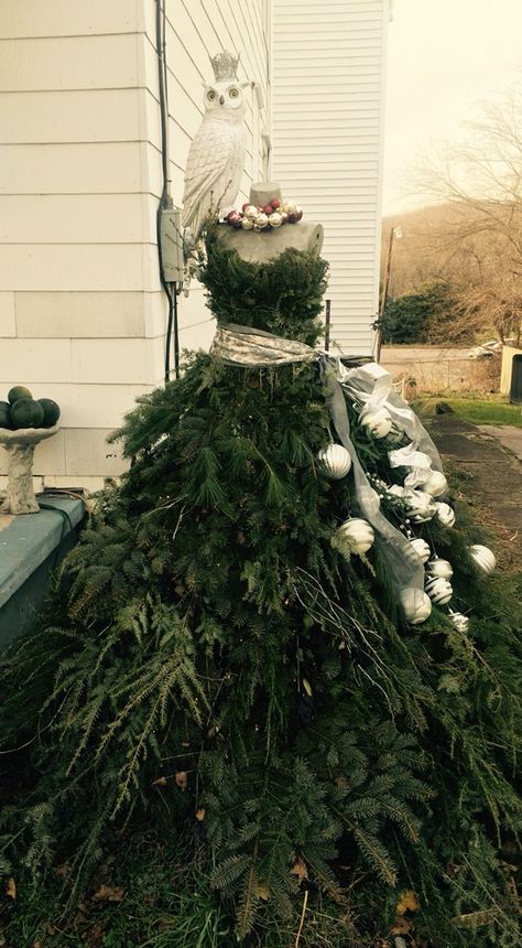 Christmas Tree Lady, Lady Christmas Tree Dress Form, Christmas Mannequin, Ideas Para Decorar Jardines, Dress Form Christmas Tree, Mannequin Christmas Tree, Diy Outside Christmas Decor, Outside Christmas Decor, Christmas Tree Dress