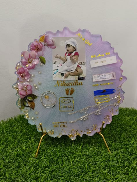 Resin Art For Newborn, Newborn Resin Ideas, Resin Art Baby Memory, Baby Resin Frame, Resin Baby Frame, Resin Baby Keepsake, Resin Photo Frame Ideas, Baby Memory Frame, Baby Memorabilia