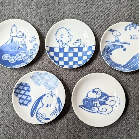 An Asia Exclusive And Not Sold In The Us! Adorable Snoopy Mini Ceramic Dishes Featuring Your Favorite Peanuts Gang, Brand New With Beautiful Wood Cut Collectors Box Included. These Are Mini Size Dishes, Perfect For Condiments Such As Soy Sauce For Your Sushi. Reusable Plastic Cup Is Pictured For Size Comparison Only And Not Included In This Listing Last One!! Current Price Is Firm Pricing Accounts For Increasing Supplier Fees And Overseas Shipping Costs. Will Be Packaged Safely And Comes From A Fun Plates And Bowls, Bowl Set Ceramic, Dish Design Plates, Fun Plate Designs, Decorative Ceramic Plates, Cute Ceramics Ideas Paint, Plates Ceramic Pottery, Coaster Ceramic Ideas, Blue Painted Pottery