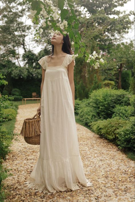 White Garden Dress, White Nightgown Aesthetic, Bridgerton Nightgown, Nightgown Romantic, Christmas Nightgowns, Beautiful Nightgown, Sleeping Gown, Victorian Nightgown, Party Dress Inspiration