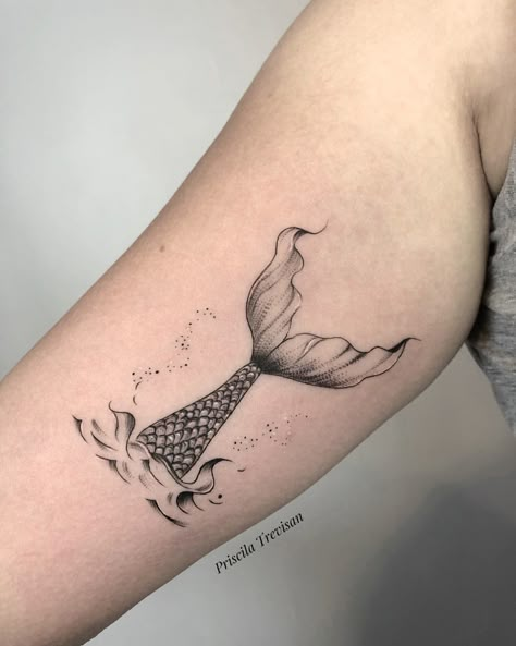 @pritrevisan_tattoo Siren Tail Tattoo, Mermaid Tail Tattoo Designs, Mermaid Tail Tattoo, Siren Tail, Tail Tattoo, Dark Mermaid, Mermaid Painting, Mermaid Stuff, Mermaid Tattoo