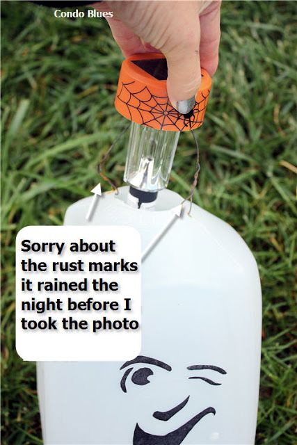 Condo Blues: Make Solar Milk Jug Ghosts - use solar lights from dollar store (leave stake on), faces printed out from Martha Stewart, and Outdoor Mod Podge. Milk Jug Ghosts, Halloween Milk Jugs, Christmas Luminaries, Ghosts For Halloween, Boo Wreath, Milk Jug Crafts, Halloween Camping, Solar Light Crafts, Battery Operated Tea Lights