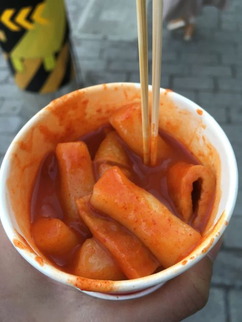 Tteokbokki Tteokbokki Street Food, Street Food Korea Night, Teokkboki Food, Korean Food Names, Streetfood Ideas, Street Food Illustration, Food Restaurant Design, Korean Night, Street Food Stall