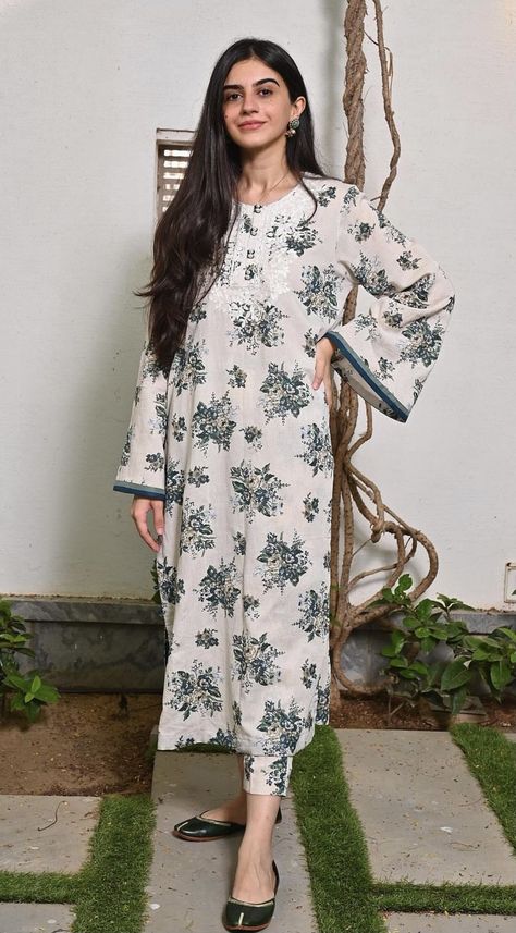 Pakistani Cord Set Designs, Pakistani Dress Design Casual, Style Outfits Summer, Summer Vibes Aesthetic, Aesthetic Summer Outfits, Simple Dress Casual, Designer Aesthetic, Beautiful Casual Dresses, Lawn Suit