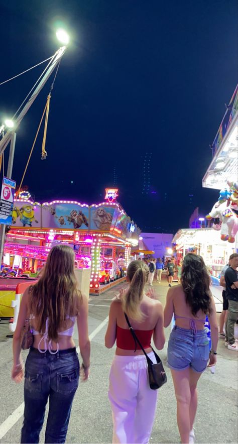 Boardwalk Outfit Summer Night, Boardwalk Outfit, Fair Pics, Festival Pics, Preppy Pics, Carnival Date, Fair Pictures, Beat Friends, Summer Night Outfit