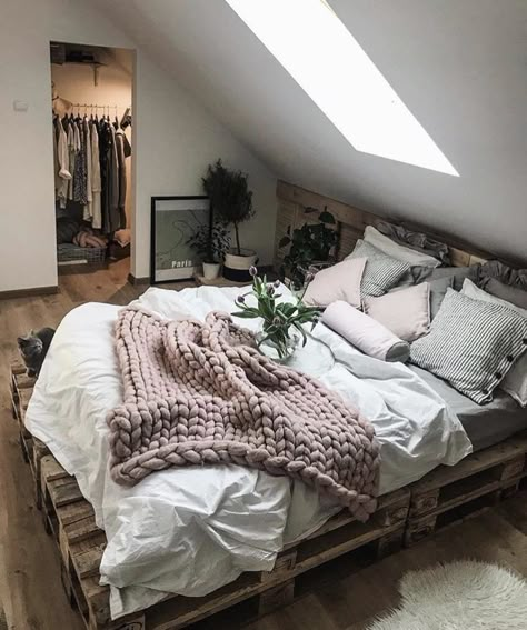 Wooden Pallet Beds, Contemporary Bedroom Design, Dekorasi Kamar Tidur, Perfect Bedroom, Blue Bedroom, Cozy Room, Contemporary Bedroom, Dream Rooms, Aesthetic Bedroom