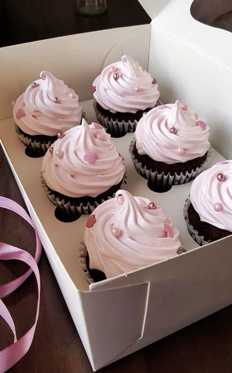 Cupcake Arrangements, Dessert Birthday, Birthday Glitter, Birthday Menu, Expensive Shoes, Birthday Board, Cake Decorating Tips, Food Obsession, 16th Birthday