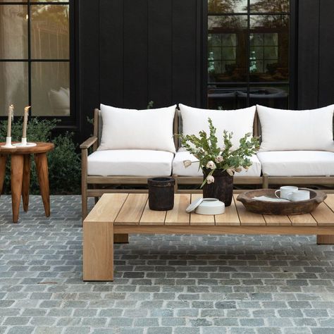 Outdoor coffee table decor