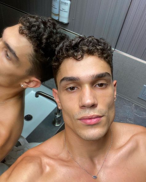 Male Jawline, Jawline Men, Mens Fashion Aesthetic, Ariana Grande Grammys, Male Model Face, Men Haircut Curly Hair, Street Style Aesthetic, Dapper Dudes, Bath And Body Works Perfume