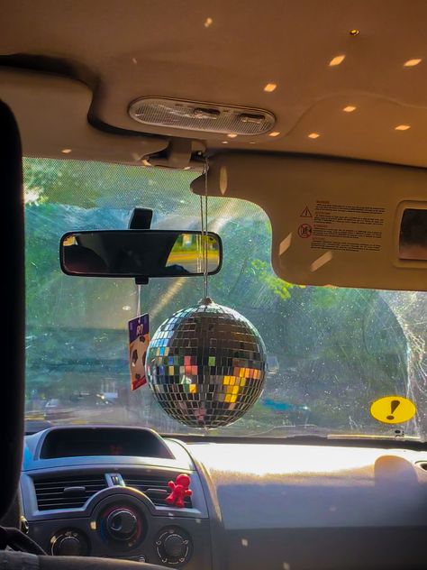 Pretty Car Decorations, Mirrorball Car Decor, Disco Ball In Car, Car Disco Ball, Car Decoration Aesthetic, First Car Ideas, Car Interior Diy, Hippie Car, Car Deco