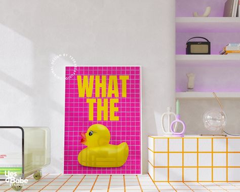 Pizzazz up your bathroom with this delightful rubber duck print! This charming piece brings a playful touch to any room, evoking fond memories of bath time fun and childhood whimsy. Ideal for adding a splash of joy and nostalgia to your decor! 🛁🐤 Printed on top-tier paper with a semi-gloss sheen, this poster is built to last, promising to keep your walls glamorous for years to come. Kiss your boring walls goodbye! ✨ ----- 💖 WHAT YOU GET A high-quality poster with a semi-glossy finish that's b Bathroom Wall Decor Colorful, Colour Pop Bathroom, Fun Small Bathroom, Dopamine Bathroom, Small Funky Bathroom Ideas, Maximalist Decor Bathroom, Quirky Bathroom Ideas, Y2k Bathroom, Funky Art Prints