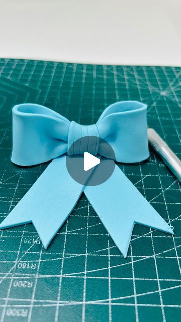 Icing Bows How To Make, How To Make A Bow Out Of Fondant, Fondant Bow Cake, How To Make A Fondant Bow, How To Make Fondant, Cake Fondant Design, Bow Cake Design, Fondant Bow Tie, Fondant Bow Tutorial