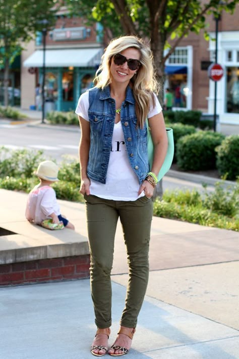 Choose a blue denim vest and olive skinny jeans for a casual level of dress. Nude leopard leather flat sandals will give your look an on-trend feel.   Shop this look on Lookastic: https://lookastic.com/women/looks/vest-v-neck-t-shirt-skinny-jeans-flat-sandals-tote-bag-sunglasses-necklace-bracelet/12347   — Dark Brown Leopard Sunglasses  — Green-Yellow Necklace  — Blue Denim Vest  — Mint Leather Tote Bag  — White and Black Print V-neck T-shirt  — Green-Yellow Bracelet  — Olive Skinny Jeans  —... Jean Vest Outfits, Denim Vest Outfit, Fedora Style, Olive Green Jeans, Vest Denim, White Skinnies, Olive Pants, Sweater Striped, Black Chinos