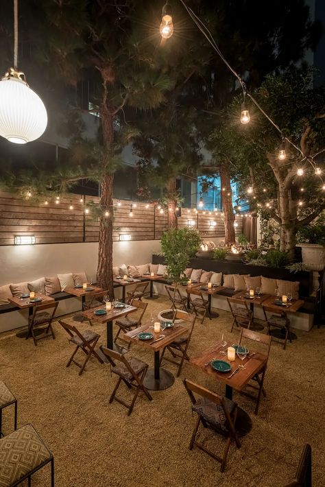 Backyard Restaurant, Outdoor Restaurant Patio, Bühnen Design, Restaurant Copycat, Outdoor Restaurant Design, Party Restaurant, Coffee Shop Interior Design, Restaurant Patio, Decoration Restaurant