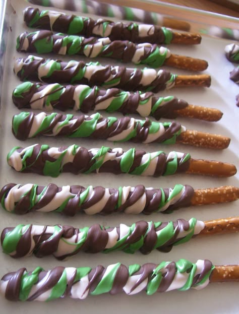 I was asked to make a "Duck Dynasty" Camo Theme Pretzel Rods for a Birthday Party.  This is what they looked like! Enjoy! Baby Shower Themes For Boys, Chocolate Pretzel Rods, Hunting Birthday Party, Camo Birthday Party, Camouflage Party, Army Birthday Parties, Paintball Party, Baby Shower Camo, Camo Party