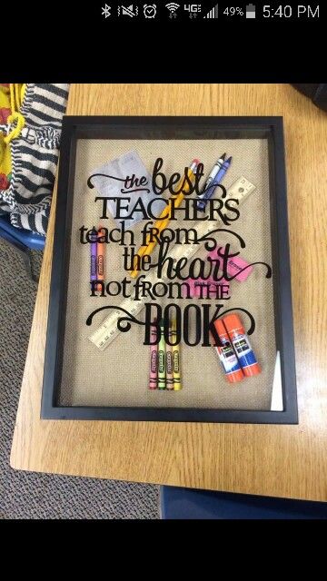 Teacher Appreciation Crafts, Teacher Appreciation Diy, Handmade Teacher Gifts, Teacher Wreaths, Easy Teacher Gifts, Appreciation Gifts Diy, Crayon Crafts, Teacher Holiday Gifts, Teacher Appreciation Gifts Diy