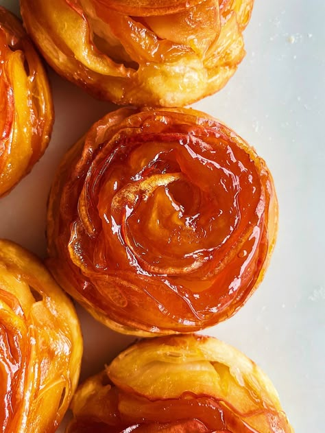 Mini Apple Tarte Tatin Roses - Carolina Gelen Mini Apple Tarts, Apple Rose Tart, Tarte Tatin Recipe, Apple Tarte, Cheesy Biscuit, Buttery Biscuits, Mini Tart, Apple Roses, Apple Tart