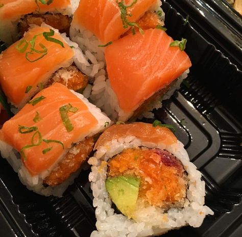 Snacks Japonais, California Roll Sushi, Orange Aesthetic, Orange Recipes, Sushi Rolls, Pretty Food, Food Cravings, I Love Food, Cute Food