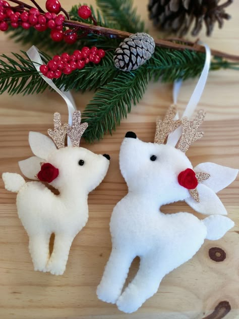 Felt Raindeer Crafts, Felt Reindeer, Diy Felt Christmas Ornaments, Diy Christmas Lights, Felt Crafts Christmas, Felt Christmas Decorations, Christmas Themes Decorations, Handmade Christmas Decorations, Felt Christmas Ornaments