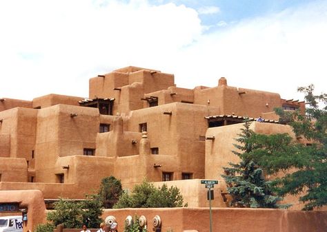 Pueblo architecture Santa Fe- Modern pueblo architecture - Hotel Loretto, near the town center Mexico Architecture, San Antonio Missions, Sante Fe, Santa Fe Style, Land Of Enchantment, Santa Fe New Mexico, Santa Fe Nm, The Plaza, American Cities