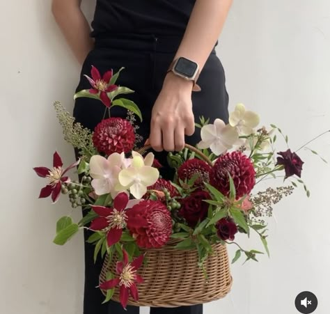 Flower Arrangements Basket, Floral Designs Arrangements, Basket Flower Arrangements, Flower Shop Decor, Flower Arrangement Designs, Flower Bouquet Diy, Boquette Flowers, Flower Gift Ideas, Flower Arrangements Simple