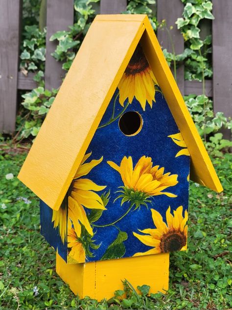 Bird House Painting Ideas Simple, Cute Birdhouse Painting Ideas, Cute Bird House Painting Ideas, Cute Bird House Painting Ideas Easy, Painted Bird Houses Ideas, Painted Bird Houses Ideas Beach, Birdhouse Painting Ideas Aesthetic, Cute Bird House Painting Ideas Flowers, Cool Bird Houses