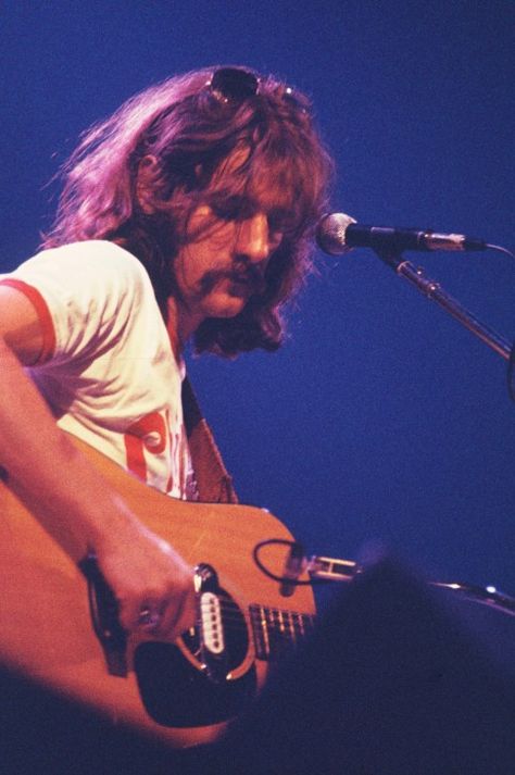 Glenn Frey in a Philadelphia Phillies t-shirt | Photo | Who2 Glen Frey, Eagles Band, Don Henley, Glenn Frey, Joe Walsh, Nighty Night, Country Rock, I'm With The Band, The Eagles