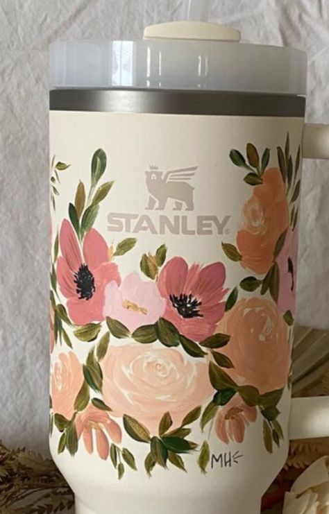 Stanley Cup Painted, Painted Stanley Cup Ideas, Painted Water Bottle Ideas, Hand Painted Tumblers, Painted Stanley Cup, Cup Painting Ideas, Kitchenware Ideas, Cup Painting, Water Bottle Art