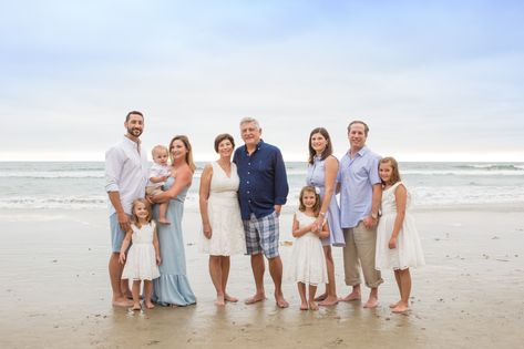 Colors For Beach Pictures, Neutral Outfits For Family Pictures, Beach Pictures Family, Outfits Family Pictures, Family Photos At The Beach, Family Beach Pictures Outfits, Outfits For Family Pictures, Portrait Beach, Beach Picture Outfits