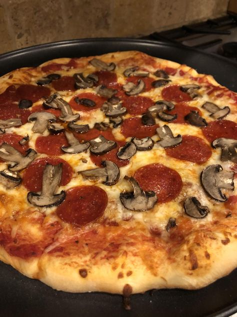 Pepperoni Mushroom Pizza, Mushroom Recipe, Mushroom Pizza, Dessert Pictures, Food Board, Dinner Wedding, Gluten Free Cooking, Kitchen Inspo, Vegan Options