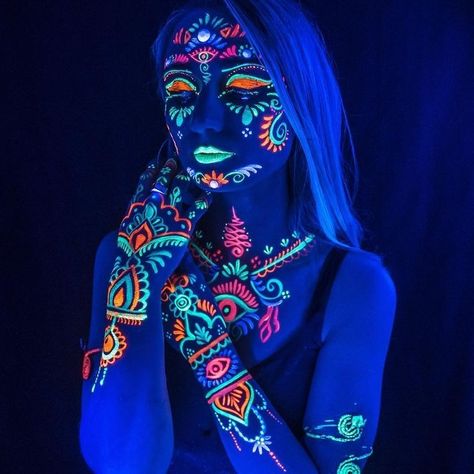 Glow Party Body Art, Glow Party Makeup, Diy Neon Party, Pintura Facial Neon, Black Light Makeup, Neon Face Paint, Makeup Neon, Uv Makeup, Glow In Dark Party